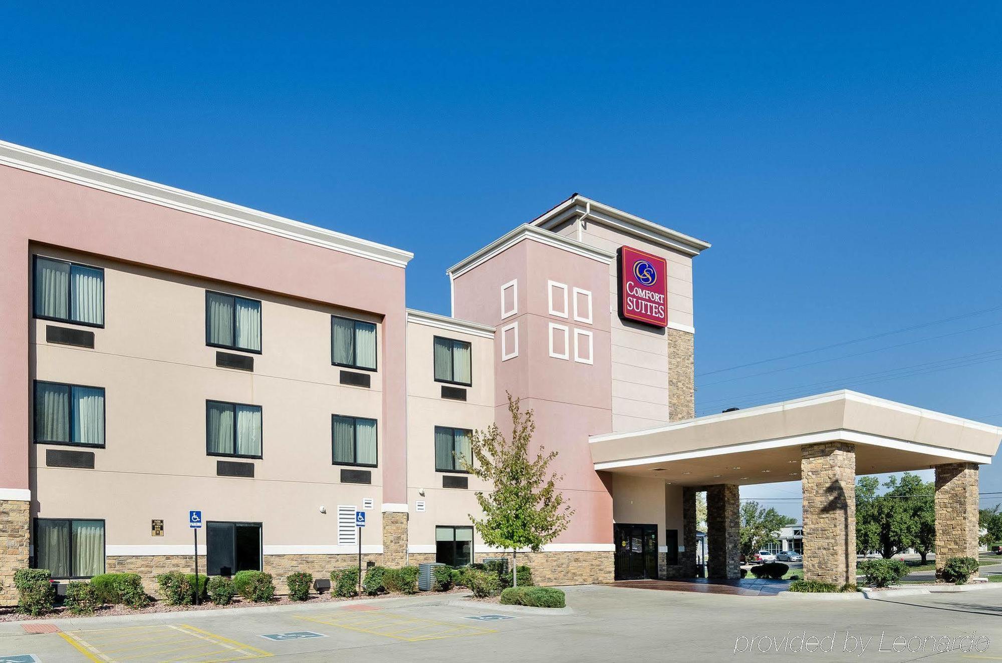 Comfort Suites Topeka Northwest Exterior photo